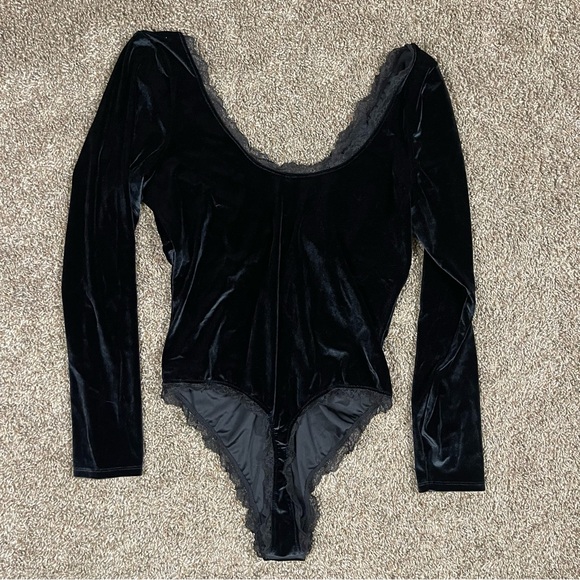 Victoria's Secret Deep V Black Velvet Bodysuit Lingerie Lace Size Large BNWT - Picture 2 of 5